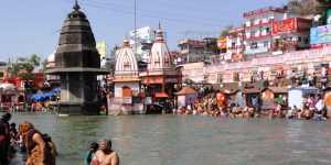 Pielgrzymi nad Gangesem w Haridwarze